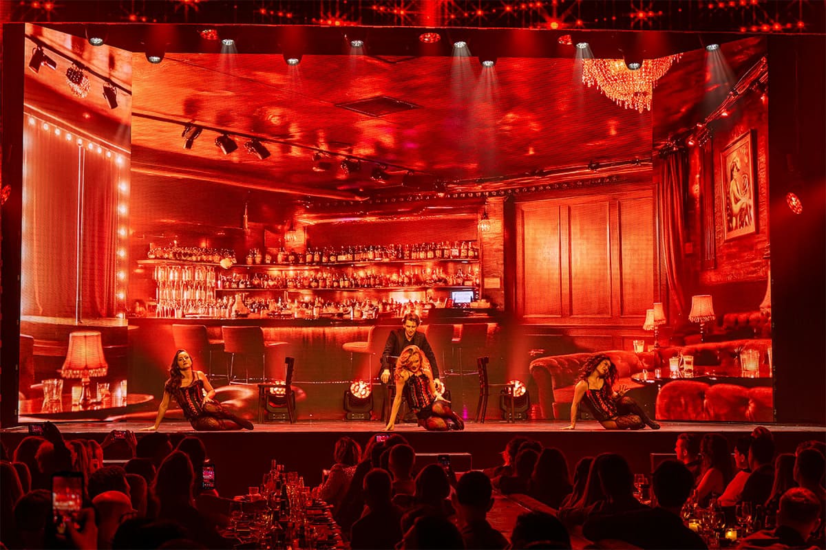 Foto's van Illusionist Nigel Otermans tijdens theatershow