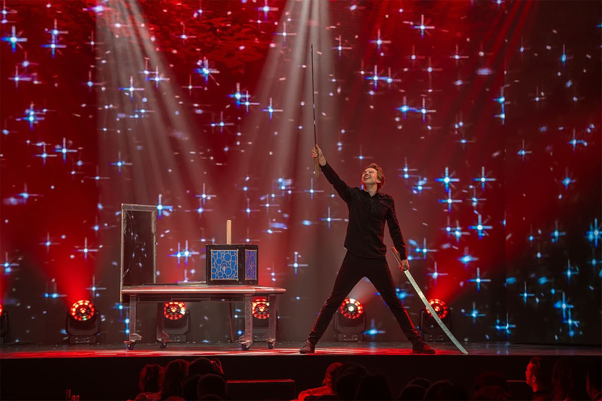 Foto's van Illusionist Nigel Otermans tijdens theatershow