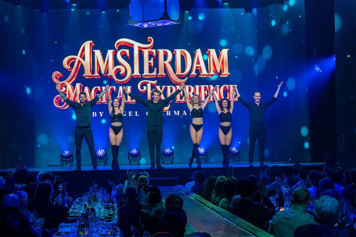 Foto's van Illusionist Nigel Otermans tijdens theatershow