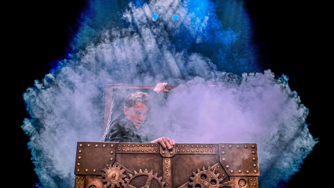 Foto's van Illusionist Nigel Otermans tijdens theatershow