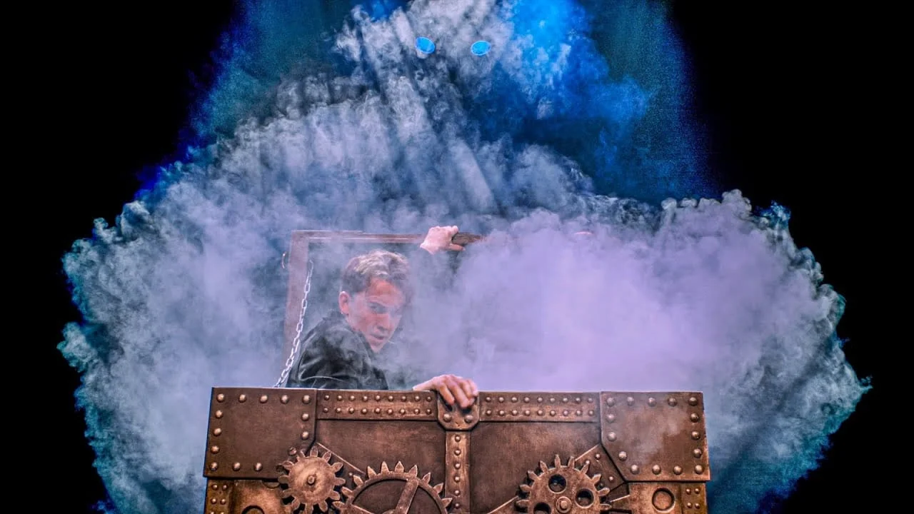 Foto's van Illusionist Nigel Otermans tijdens theatershow
