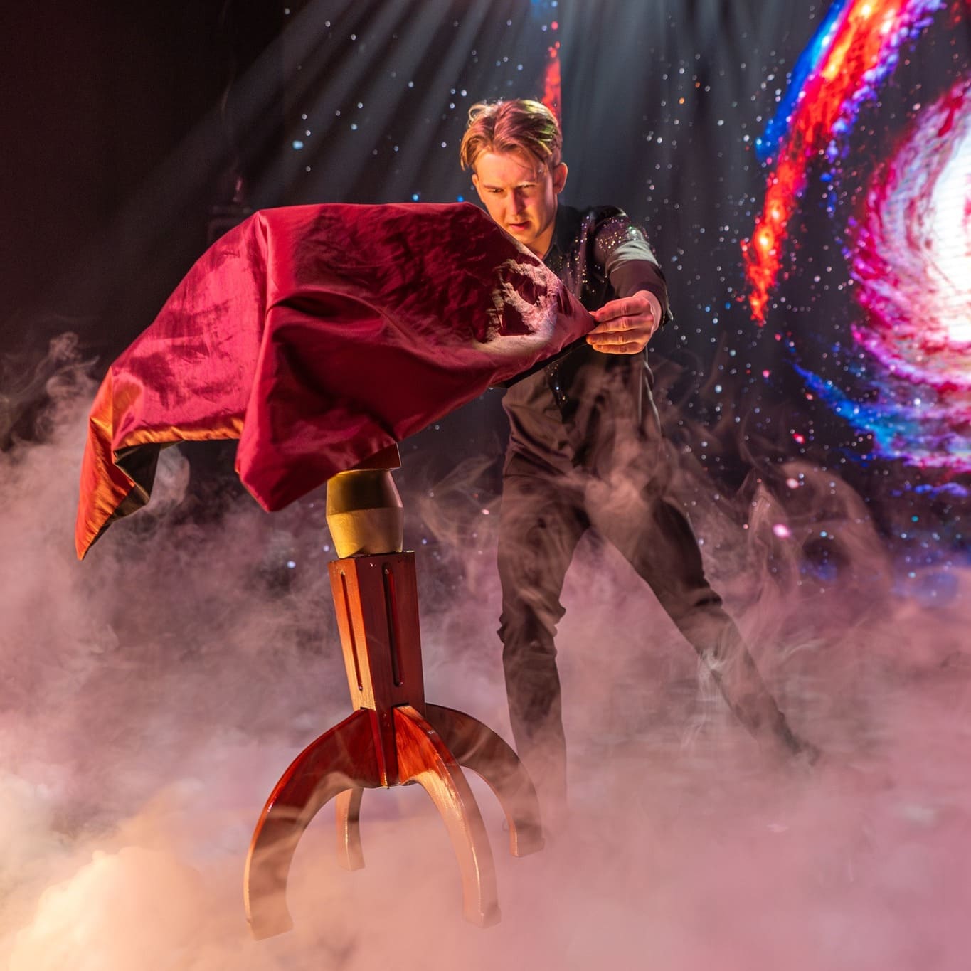Foto's van Illusionist Nigel Otermans tijdens theatershow