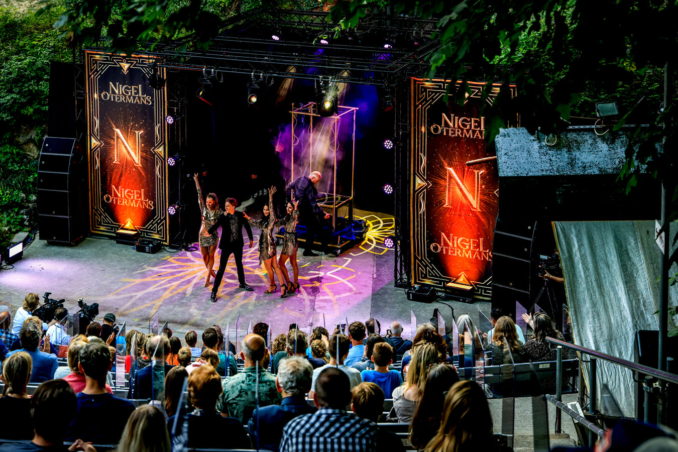 Foto's van Illusionist Nigel Otermans tijdens theatershow