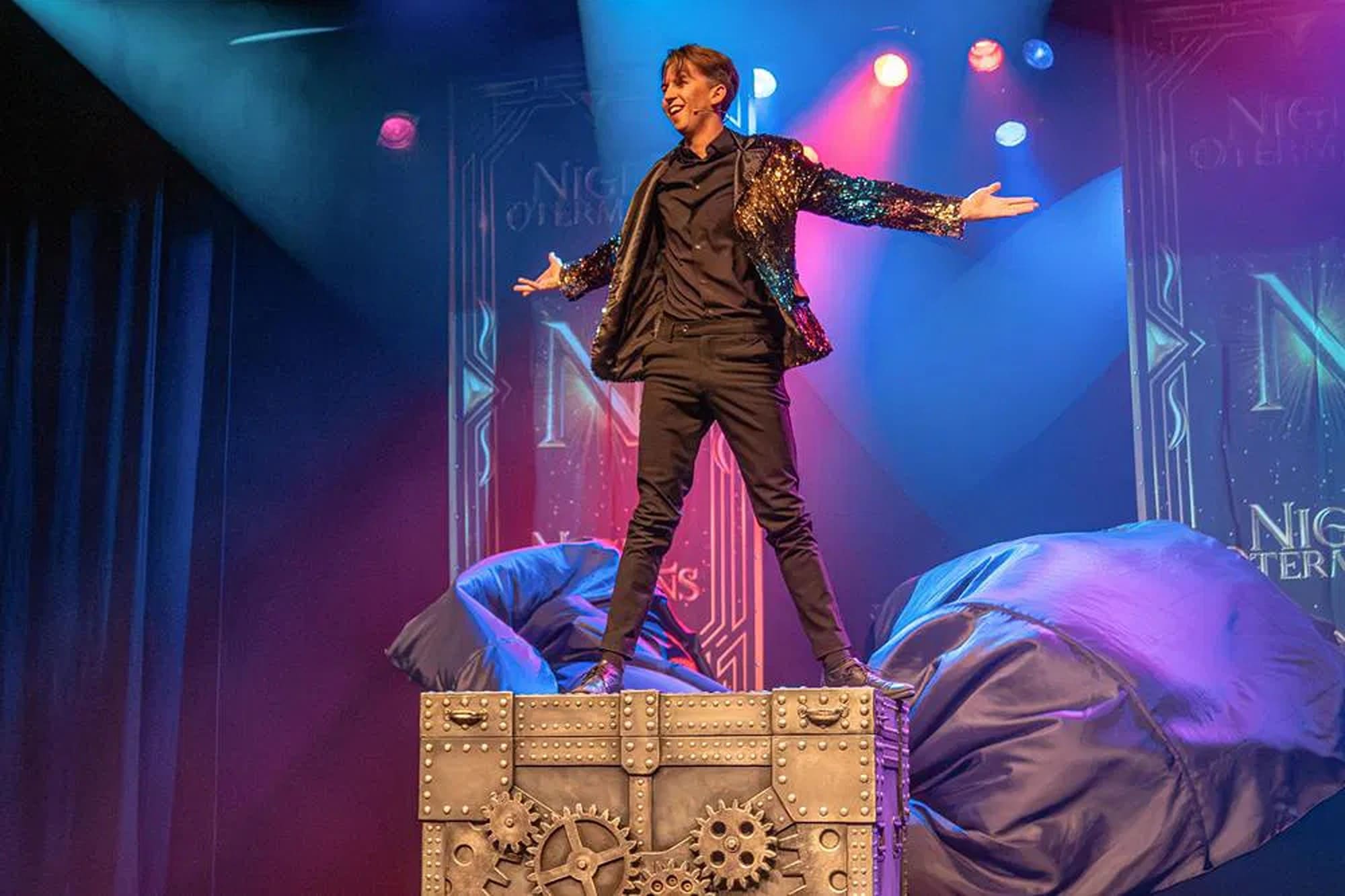 Foto's van Illusionist Nigel Otermans tijdens theatershow