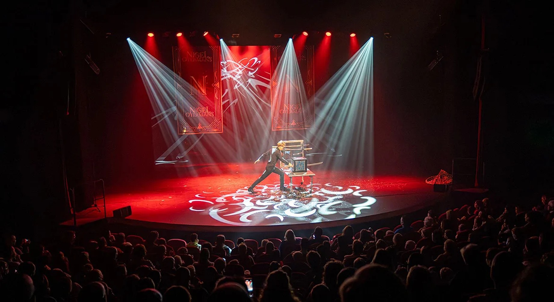 Foto's van Illusionist Nigel Otermans tijdens theatershow