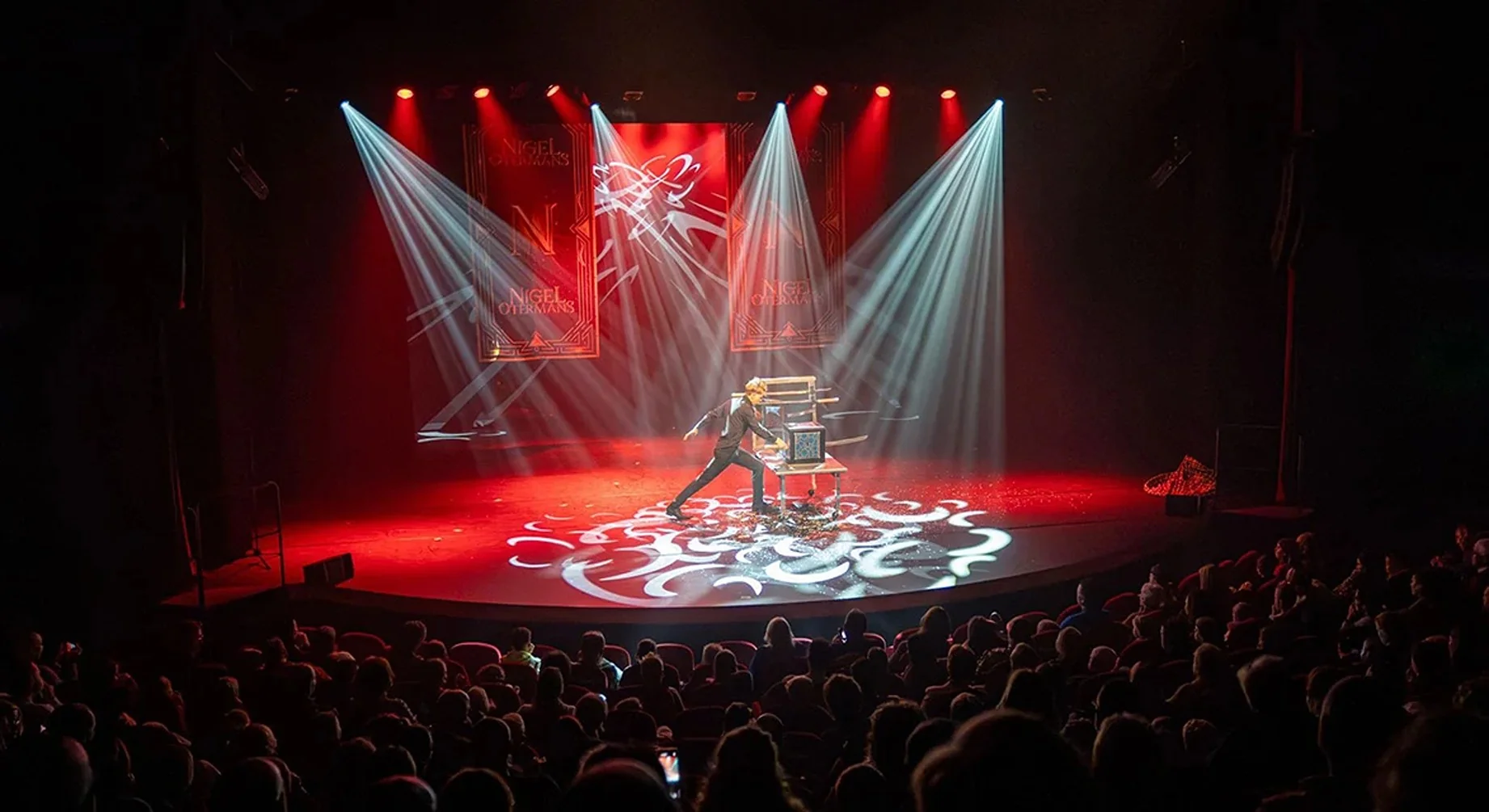 Foto's van Illusionist Nigel Otermans tijdens theatershow