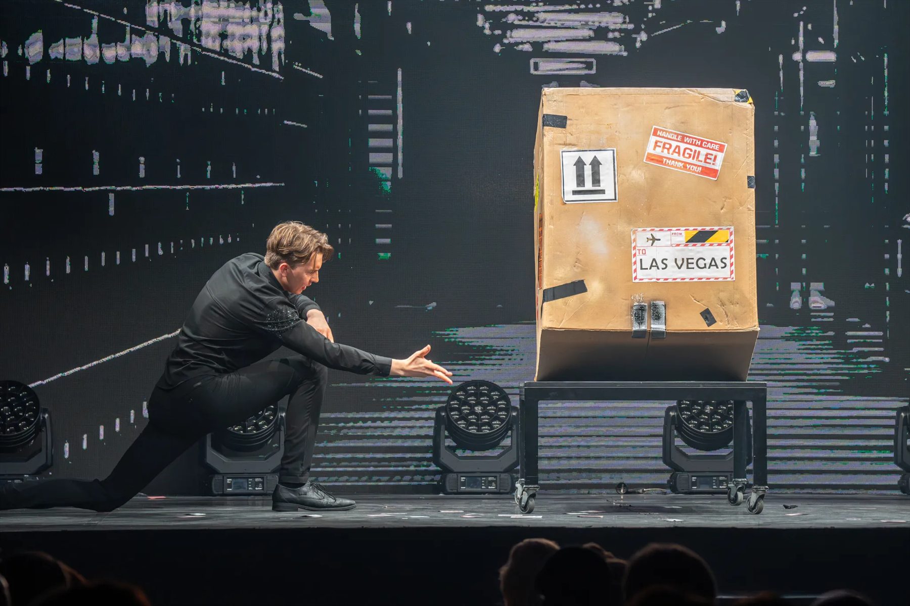 Nigel Otermans live tijdens een one man show